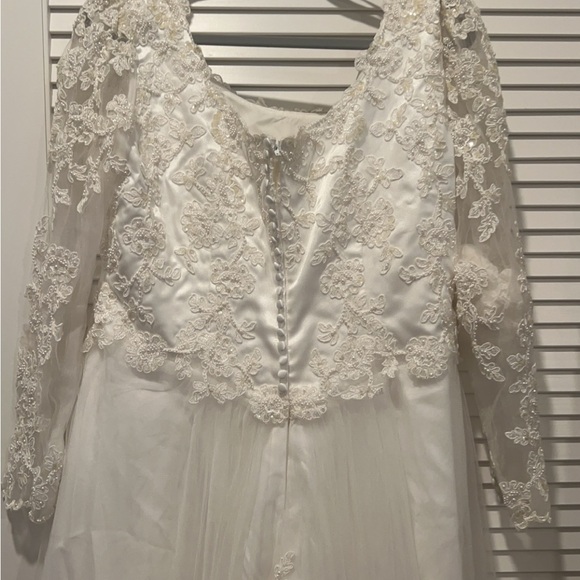 Bridal Originals Wedding Gown Size 20 w/Veil and Undergarments. Never worn. - Picture 14 of 14
